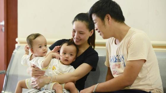Hai bé trong vòng tay yêu thương của cha mẹ trước khi được mổ
